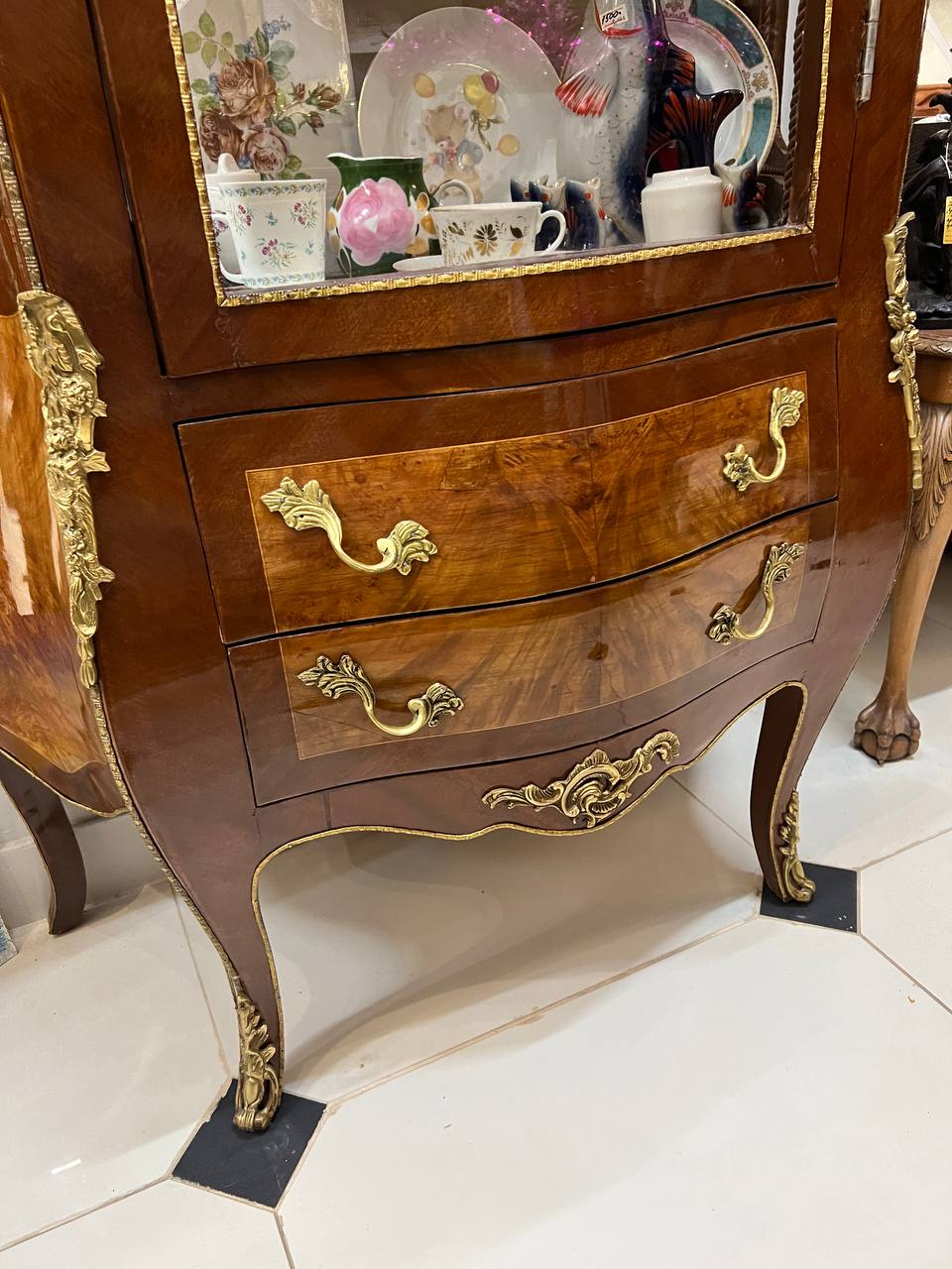 13.29 Витрина к.XIX-н.XX вв.Франция. Шпон,красное дерево, орех, бронза, золочение. 186 Х 94 Х 40.