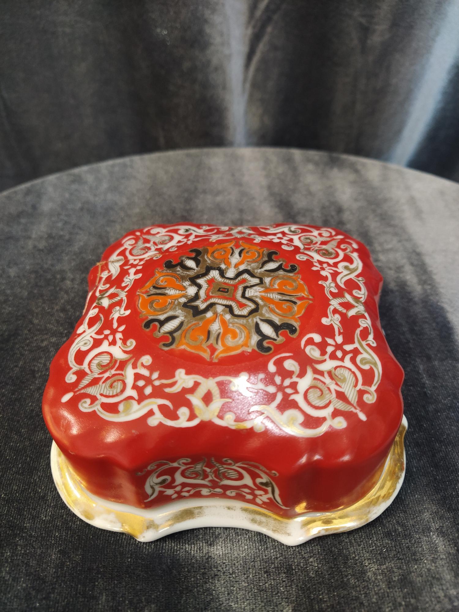 Фарфоровая шкатулка