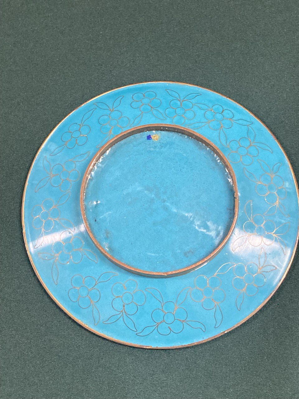 Тарелка в технике "клуазонне" на подставке.
