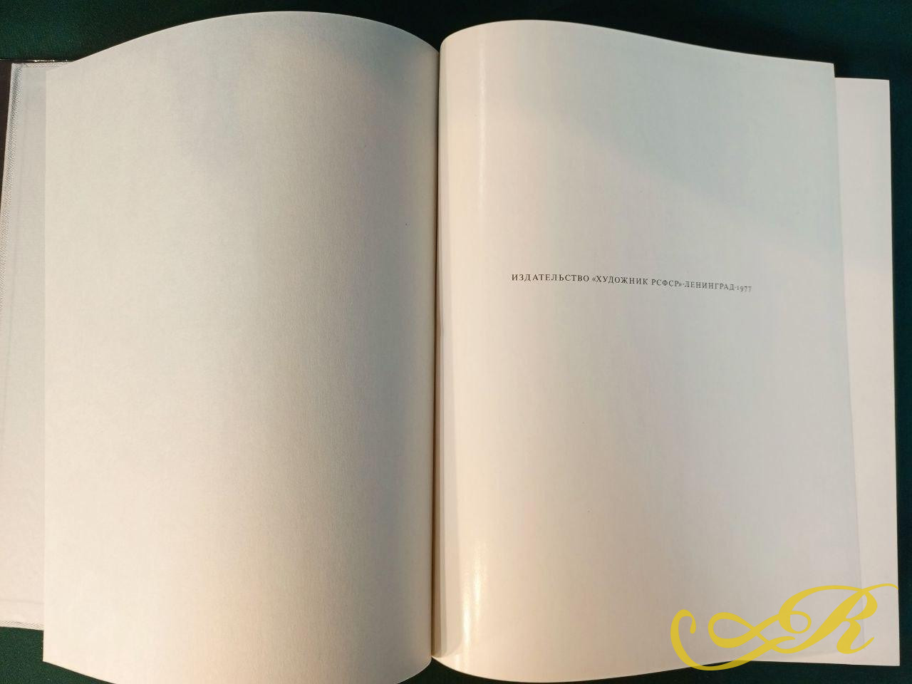  книга посвященная истории русского ювелирного искусства. Это специализированное издание или каталог, освещающий изделия из драгоценных металлов.  Русское художественное серебро. 