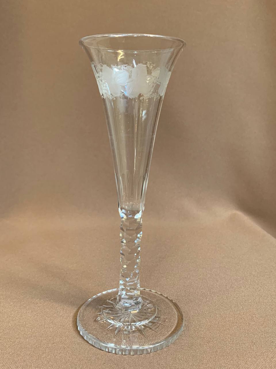 75. Бокал для игристых вин. Россия 1830-1830 гг. Императорский стеклянный завод.