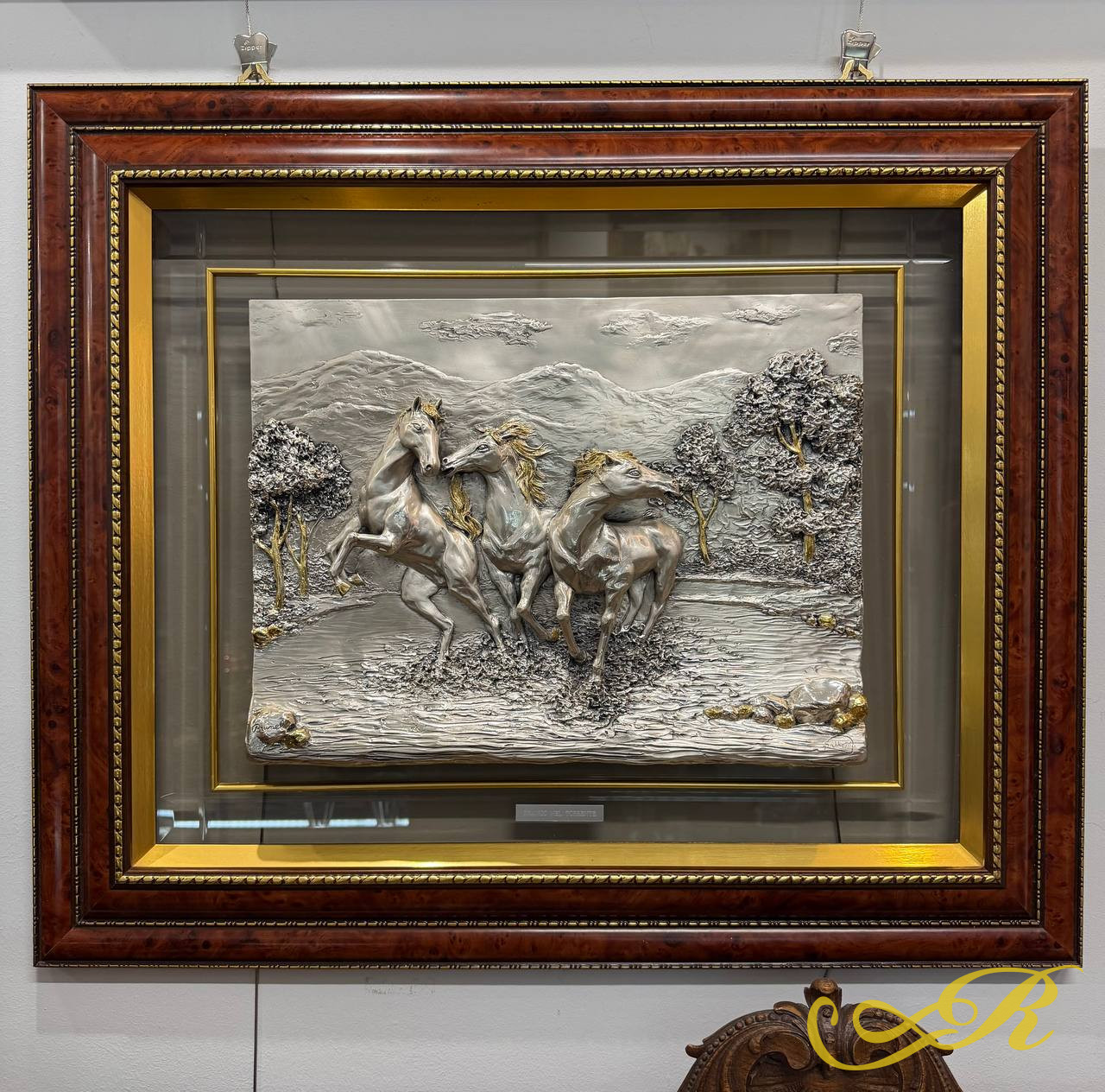  Изысканное пано с тремя мчащимися конями выполнено итальянской компании Brunel (Brunel Preziosi d'Autore), основанной в 1972 году. Ручная работа, художественное литье и гальванопластика (покрытие серебром 999 пробы 