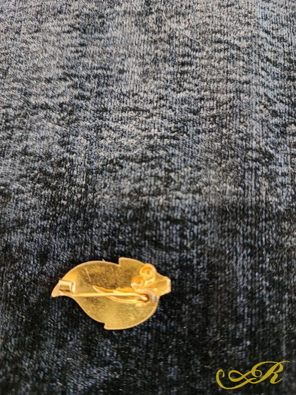 брошь в виде листика, изготовленная в период СССР. 