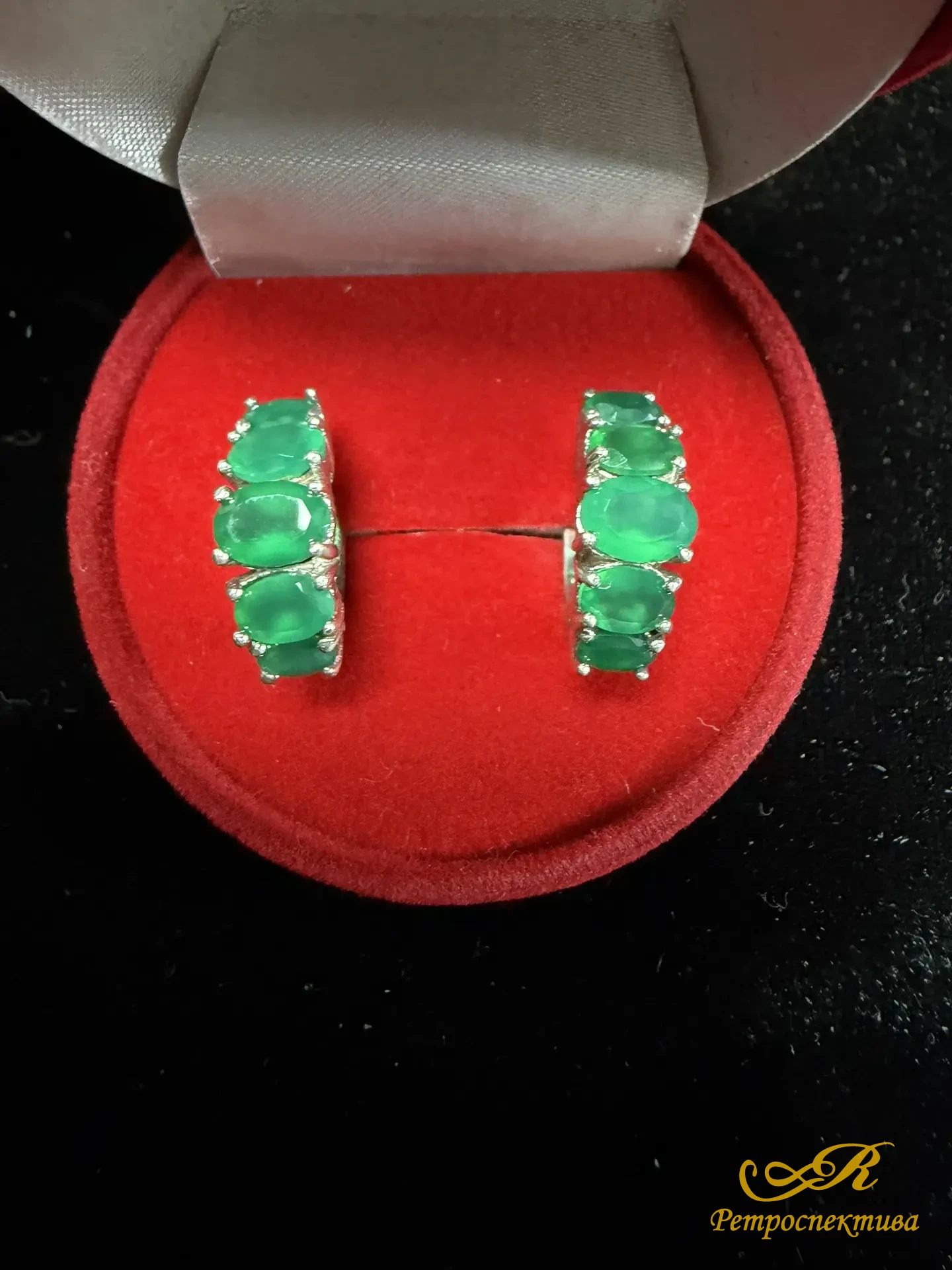 Серебряный комплект: серьги и кольцо. Серебро 925 пр. Камень - хризопраз. Вес - 9,65 гр.