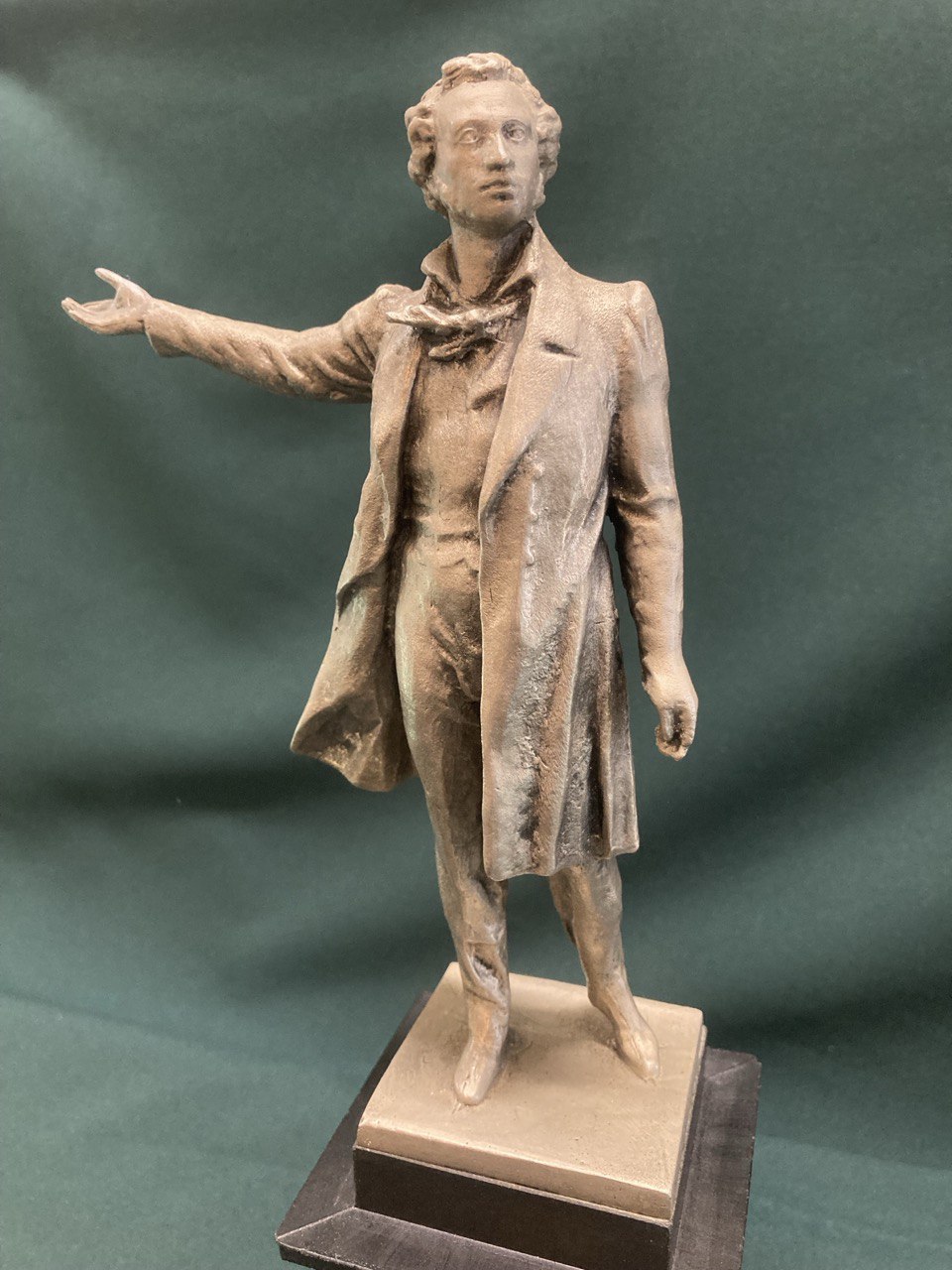 Статуэтка  " Памятник А.С.Пушкину". Силумин, пластик. СССР.