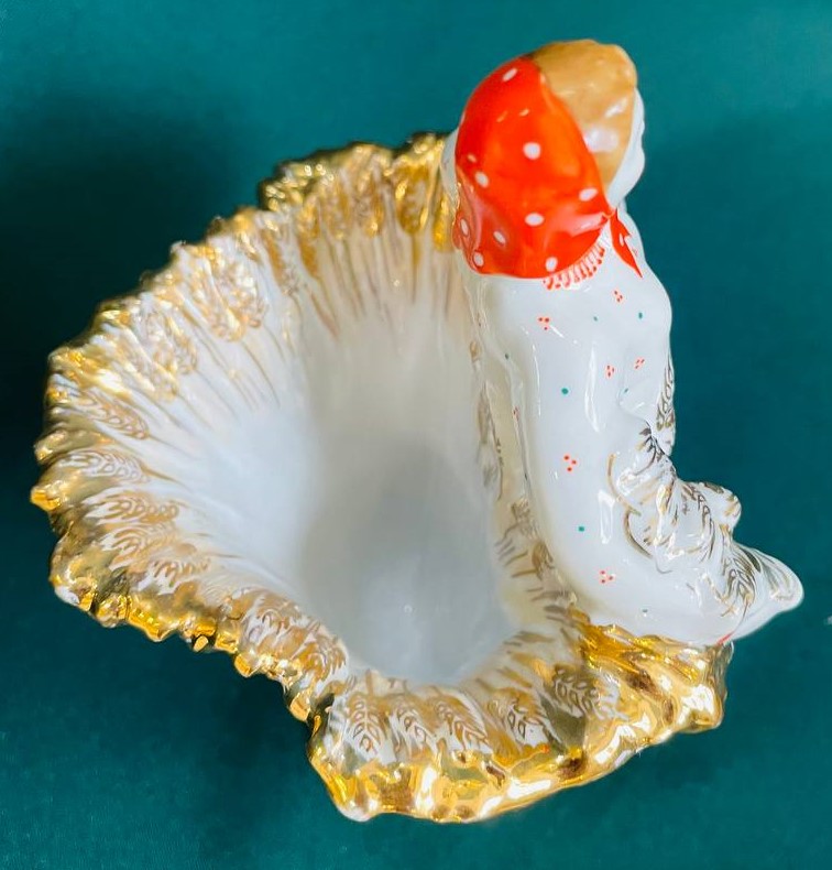 Фарфоровая статуэтка. Девушка со снопом. Крестьянка. Колхозница. Карандашница.