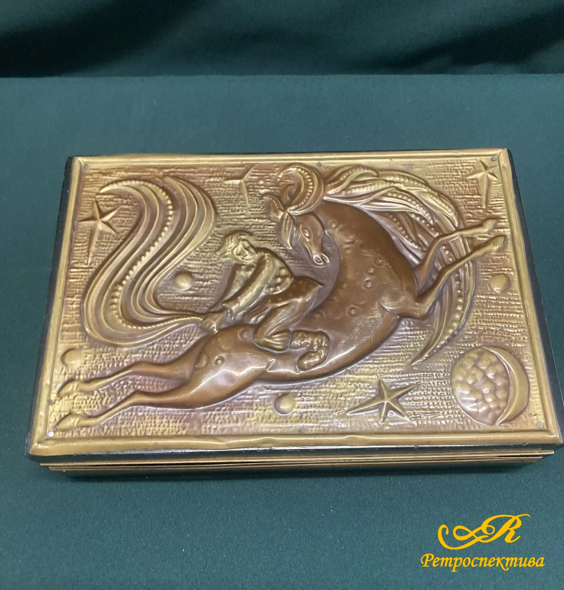  Шкатулка с чеканкой " Конек Горбунок". Дерево. СССР. Винтаж. 
