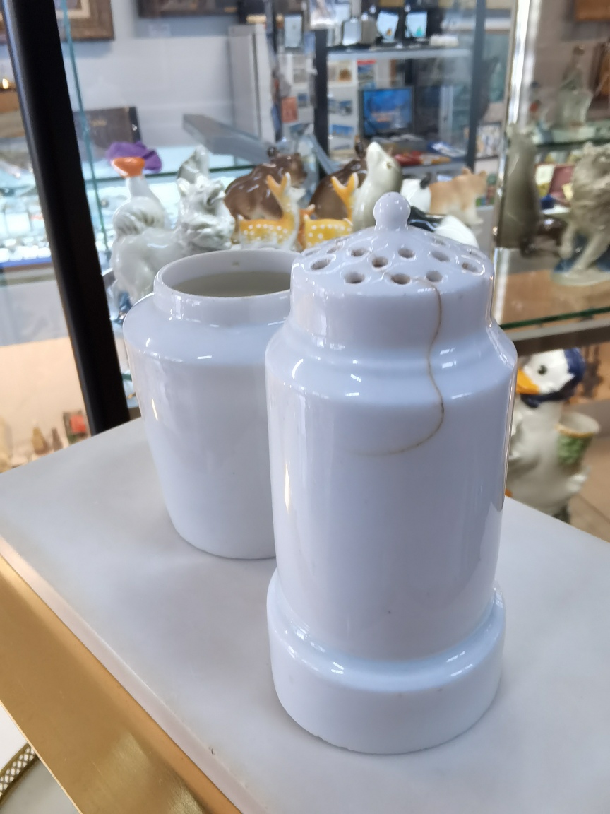 Фарфоровые перечница и соусница. Кузнецов.