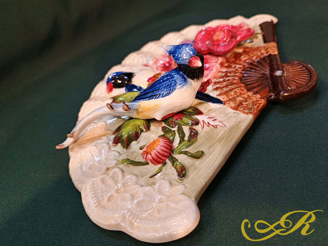  настенное панно, выполненное в форме веера с объемными элементами из керамики. 