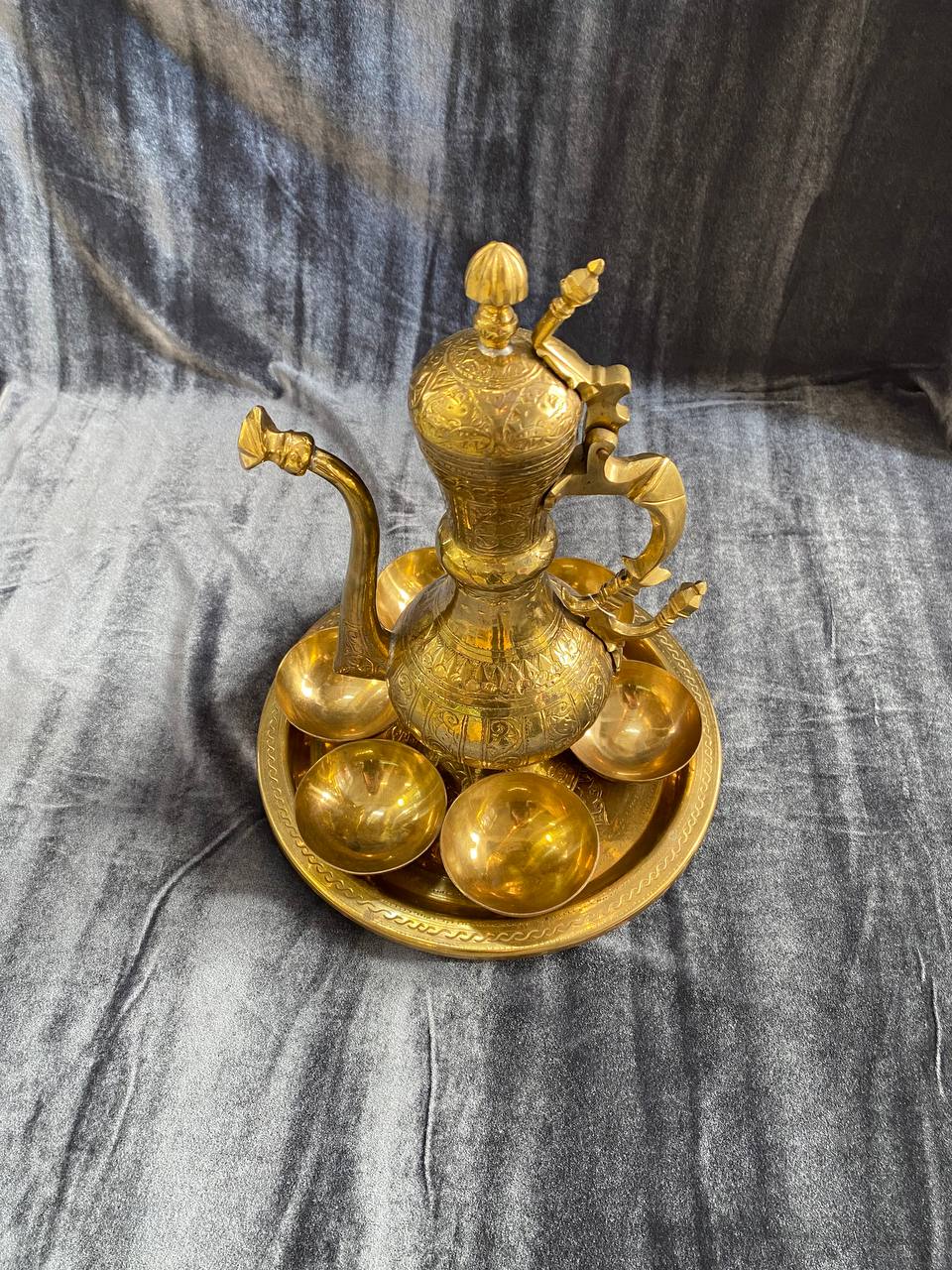 Кувшин с чашками-пиалками в восточном стиле