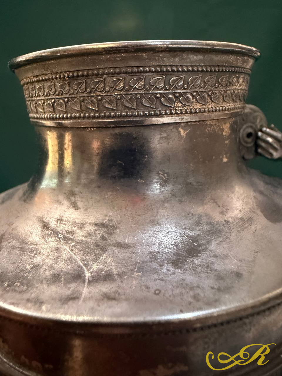 Чайник модерн. Серебро 950 пр. Франция 1809-1819 гг. Вес -865 гр. В-21,5 см. Ш-23,5 см.Внутри золочение,штихель. Костяная ручка утрачена. Состояние на фото.