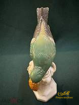 Фарфоровая статуэтка " Клест с шишкой " Германия, клеймо Volkstedter. Состояние отличное.