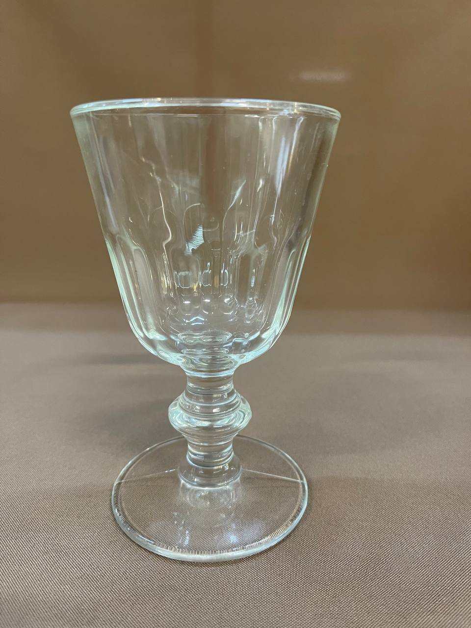 Бокал, прессованное стекло, Франция 1960-70 года.
