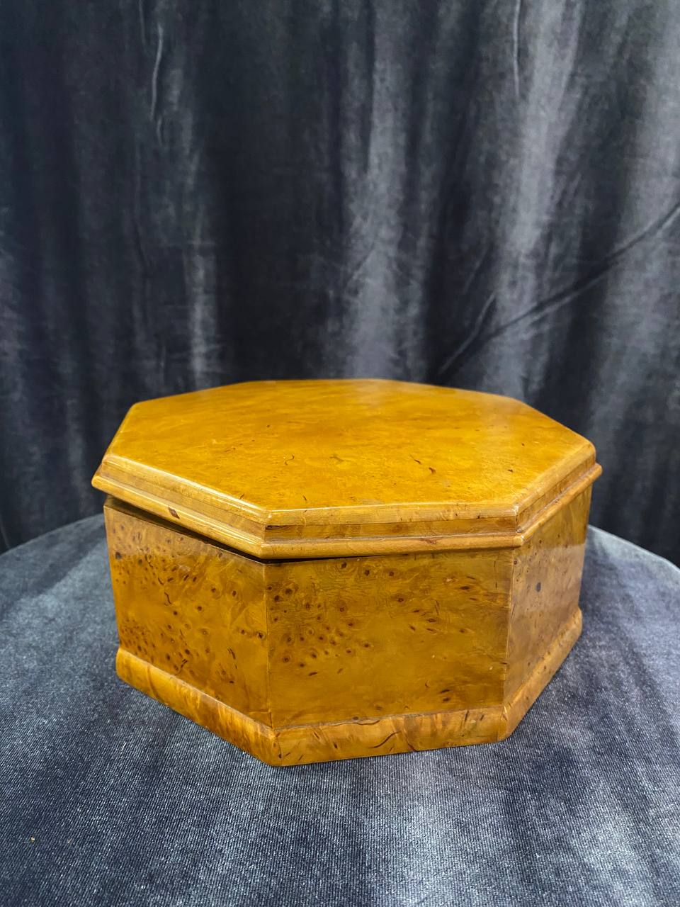 Шкатулка деревянная восьмиугольная из карельской березы