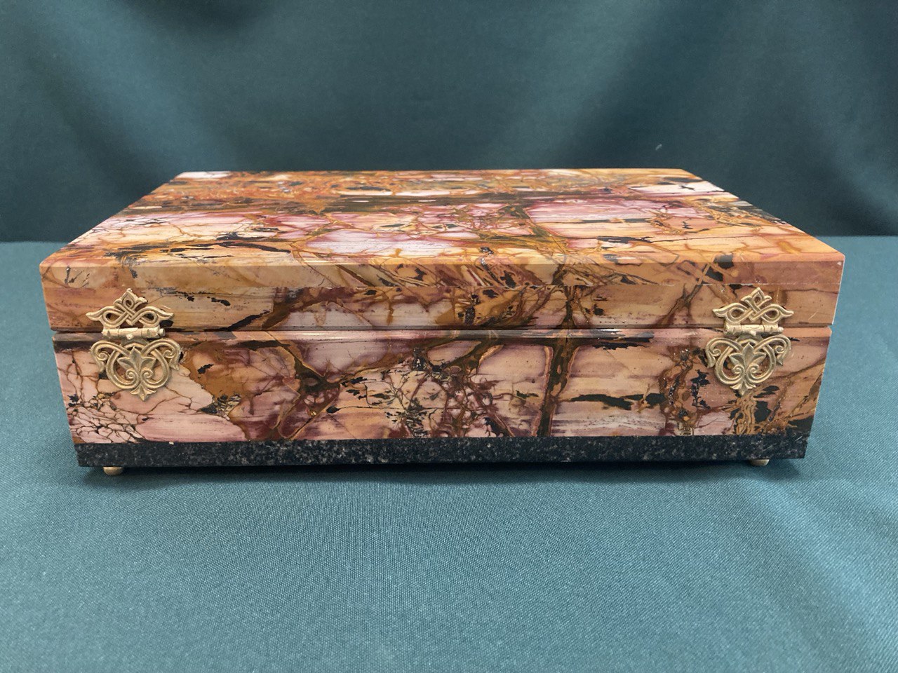 Шкатулка яшма " Пикассо".