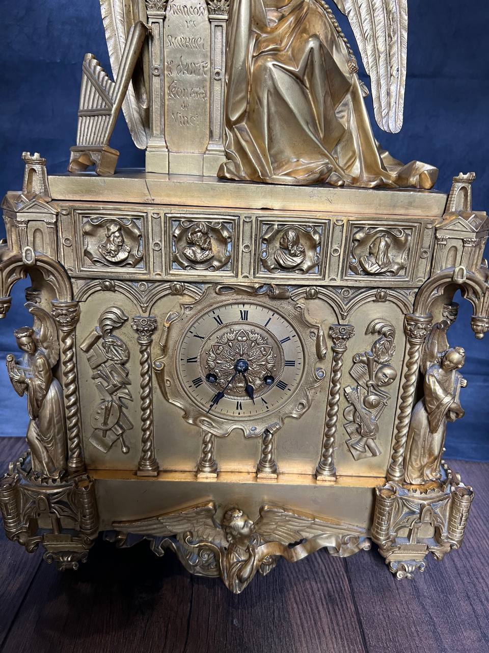 Часы каминные с канделябрами в стиле ампир. Франция. Бронза, золочение.