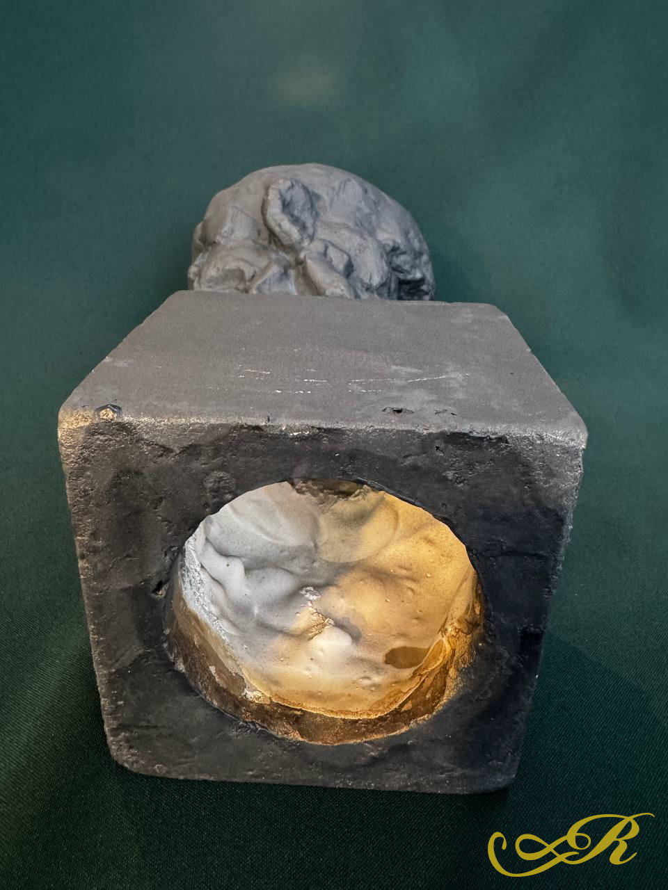 Статуэтка  ''Сагыш''.Работа автора Баки Урманче. Крашеный гипс(черный) 320*140*140 