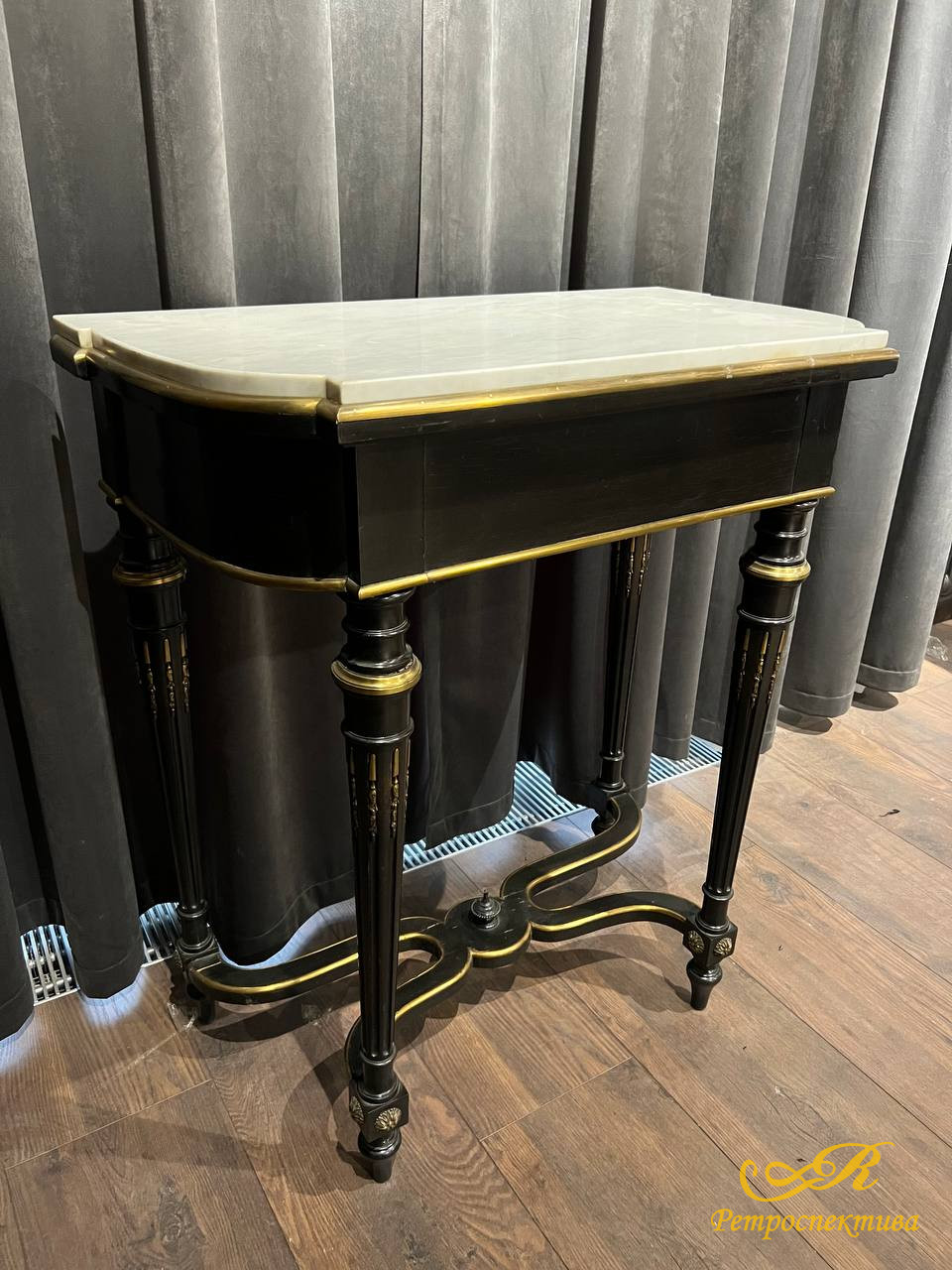 Стол-консоль, пристенный.  Приблизительный возраст: конец 19, начало 20 века. Материал:дерево,бронза, мрамор. Размеры 92*81*45 см.