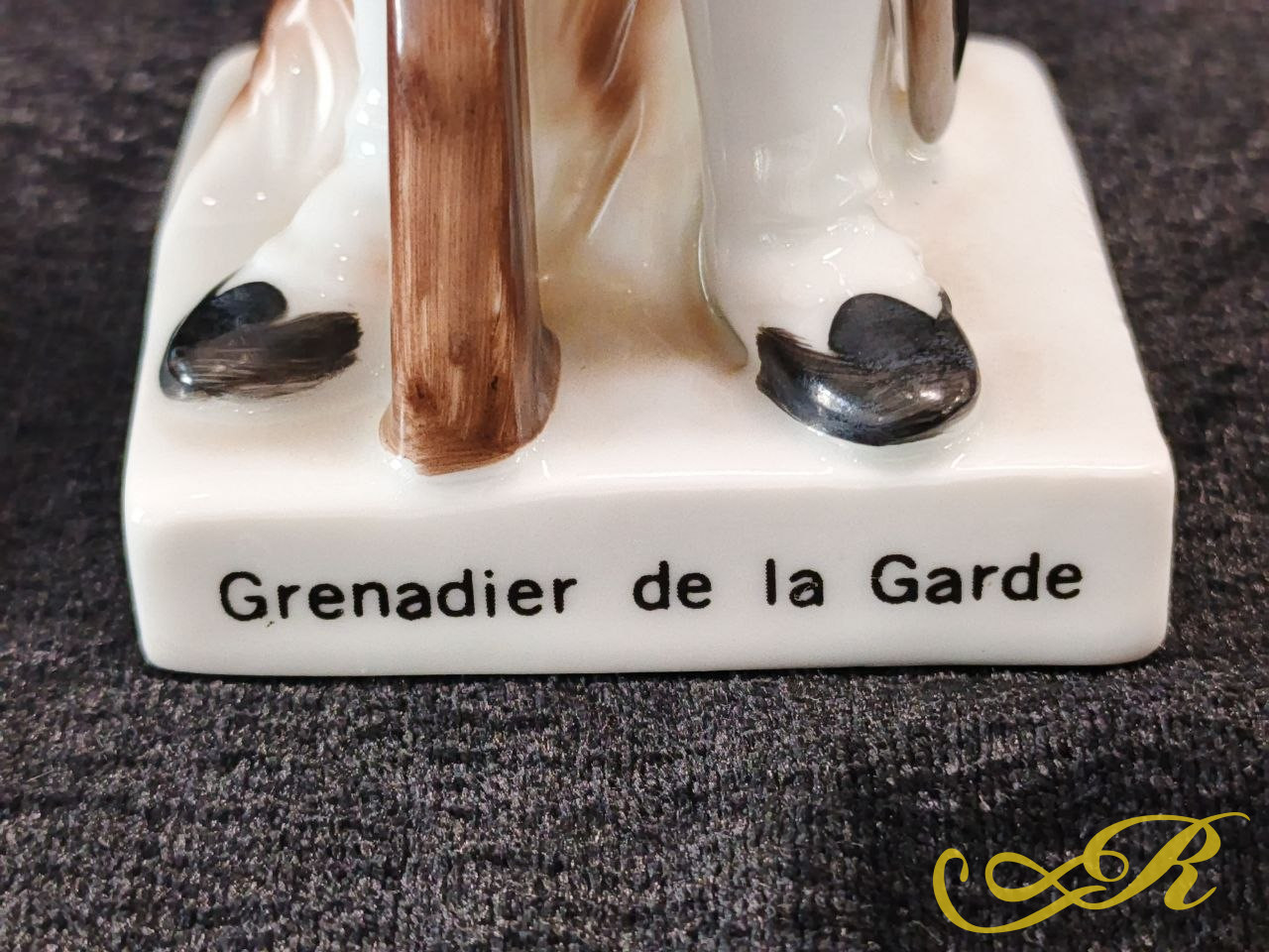  фарфоровая статуэтка "Гренадёр гвардии" (Grenadier de la Garde) из серии "Армия Наполеона", произведенная в Западной Европе. 1960–1970-х годах.  Фигурка выполнена из фарфора с ручной росписью и элементами золочения,  высота - 23 см.