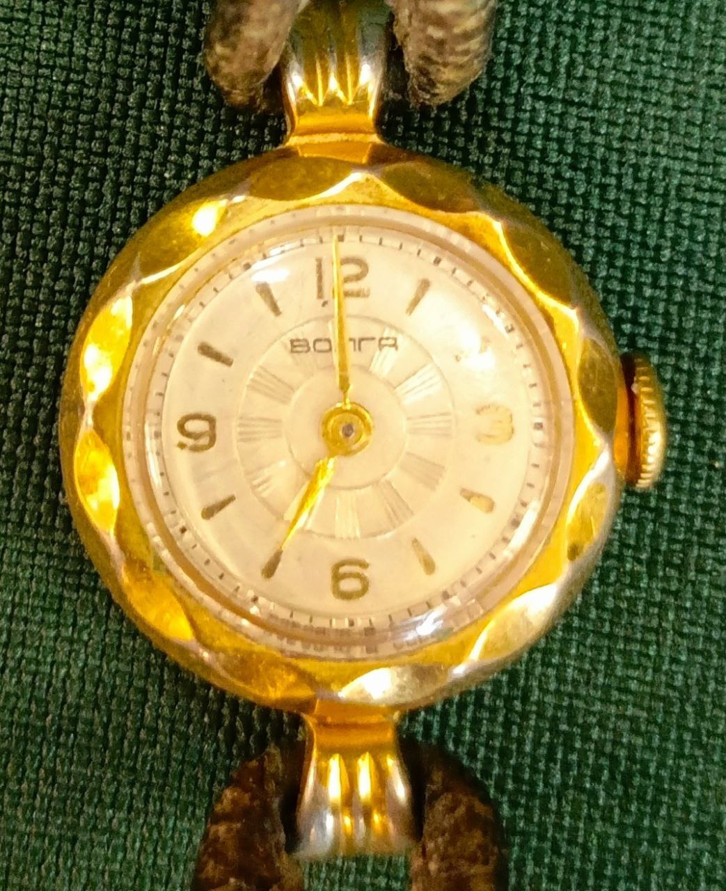 Часы наручные женск. Позолоченные.  «Волга, d 2см