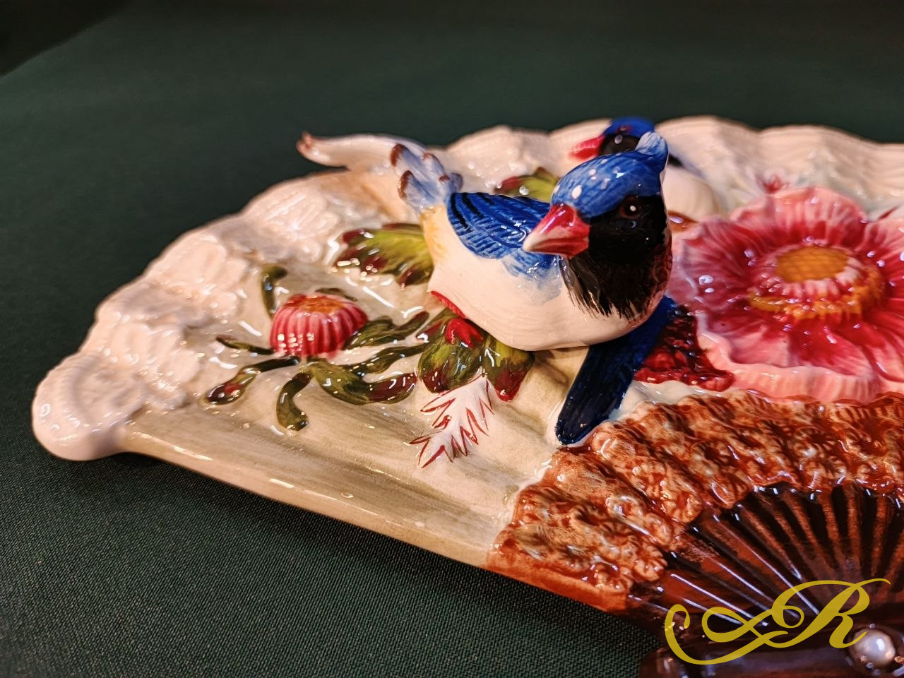  настенное панно, выполненное в форме веера с объемными элементами из керамики. 