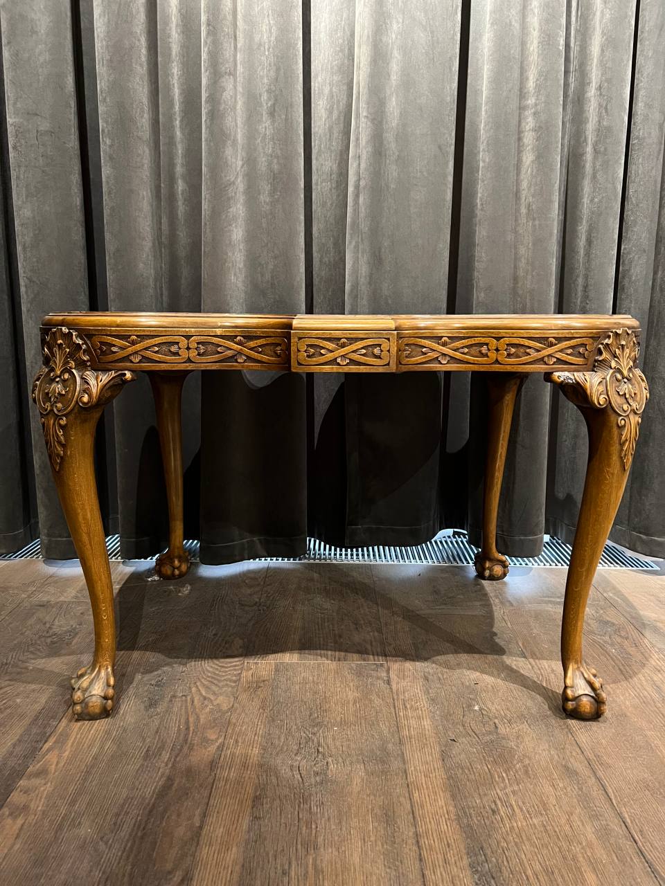 Стол журнальный, придиванный,Европа. Приблизительный возраст: конец 19, начало 20 века. Материал: массив дерева,резьба. Размеры 58*91*65 см.