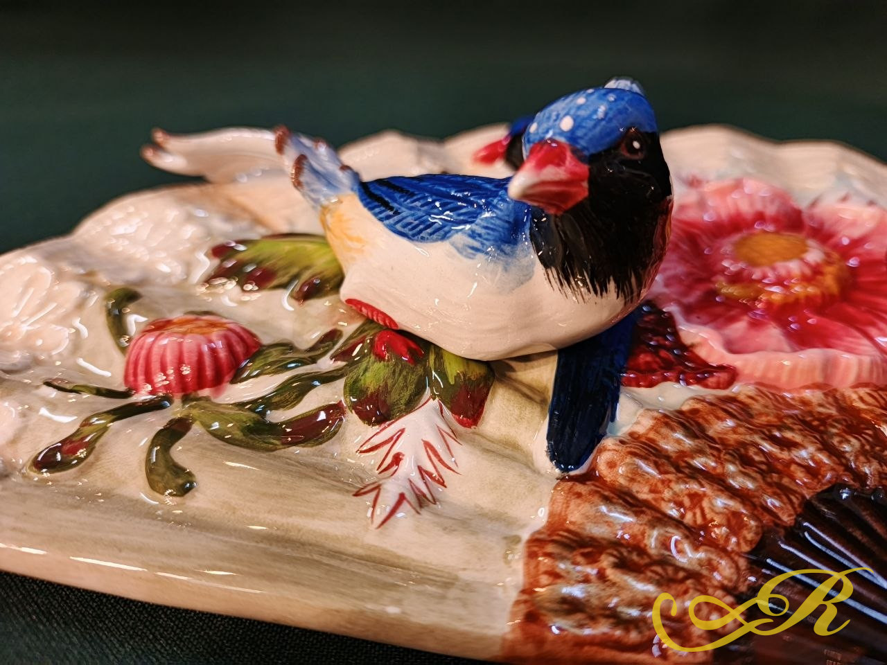  настенное панно, выполненное в форме веера с объемными элементами из керамики. 