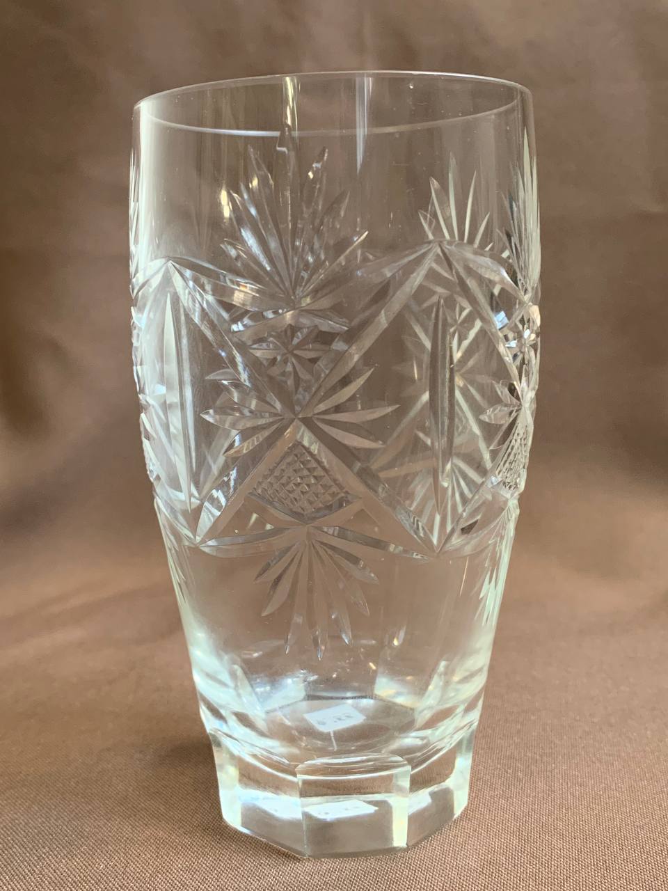 111. Бокал, СССР , пер. пол.  ХХ  века, стекло, выдувание, резьба, огранка, шлифовка, высота 124 мм, объем 250 мл.