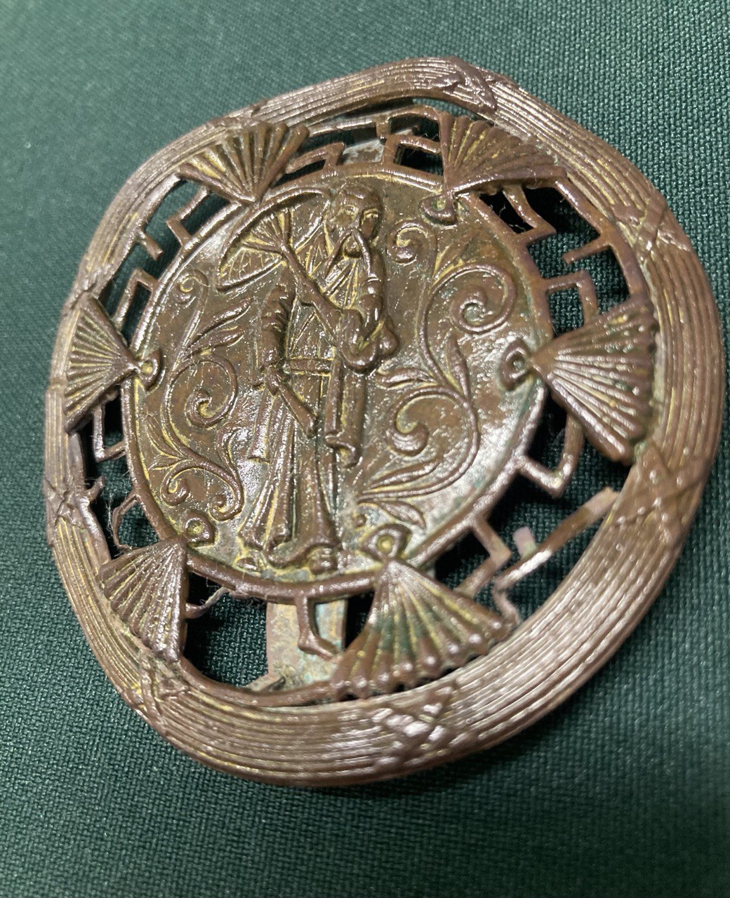 Пряжка : Японский буддийский монах периода Нара — Доке ( мастер исцеления). Медь.