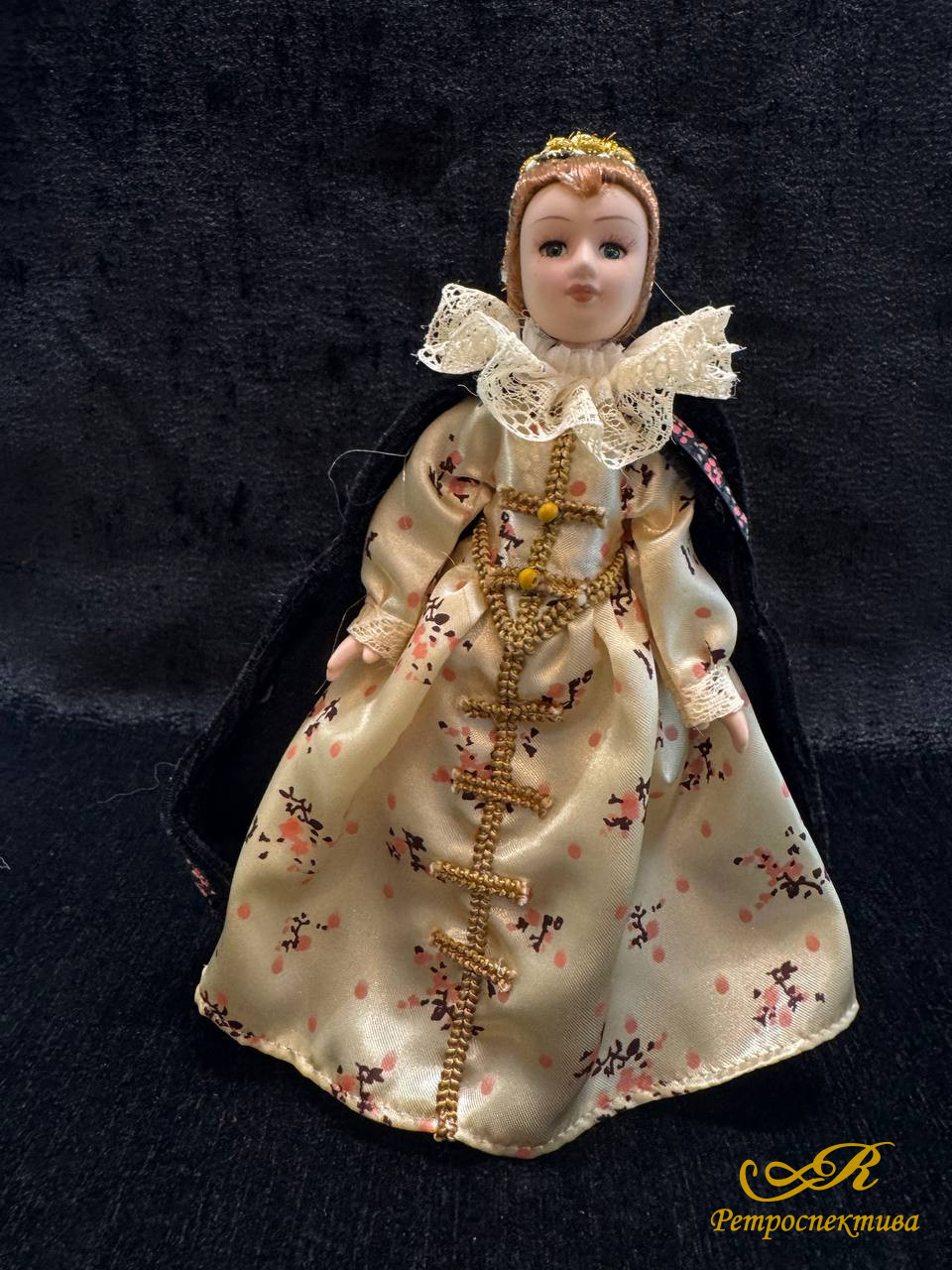 Фарфоровая интерьерная кукла в историческом костюме, 3 штуки