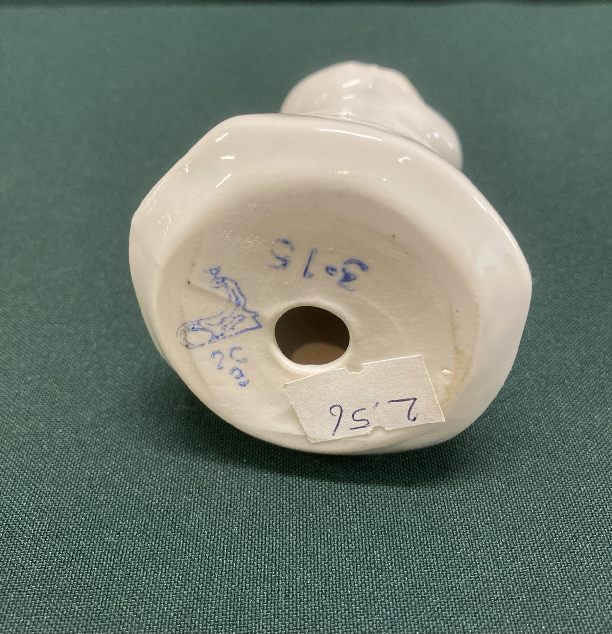 Статуэтка "Девушка с голубем"  XII Москва - 85.