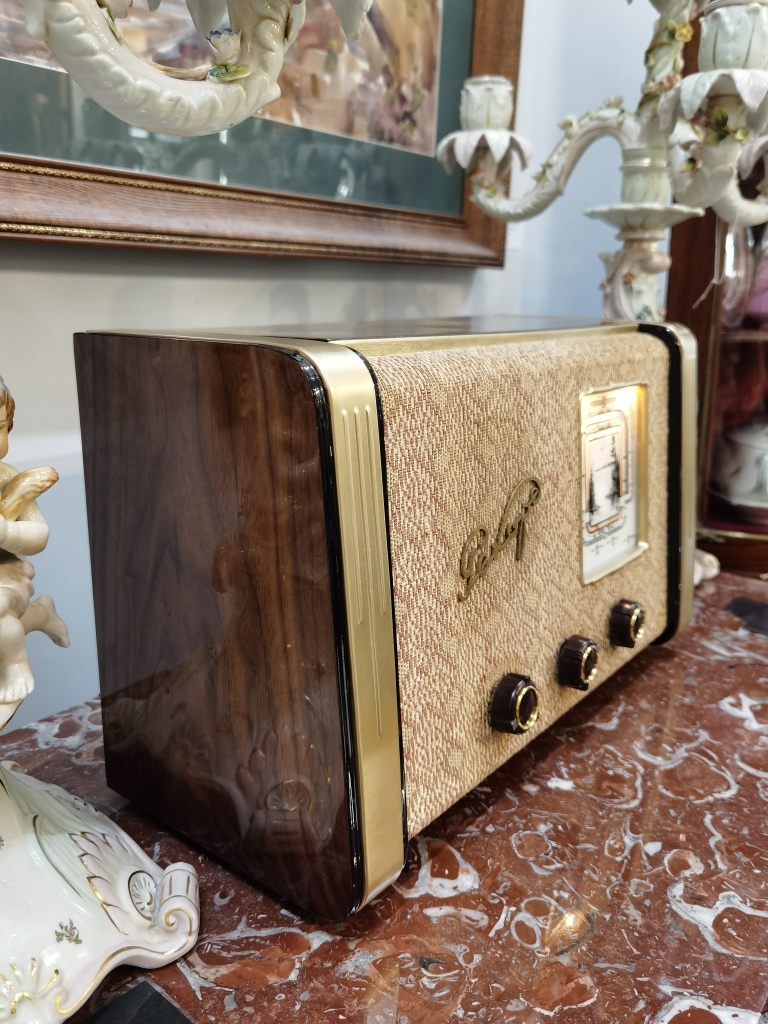 Радиоприемник ламповый 1953 год, Иркутский завод. Имеет встроенный Bluetooth.