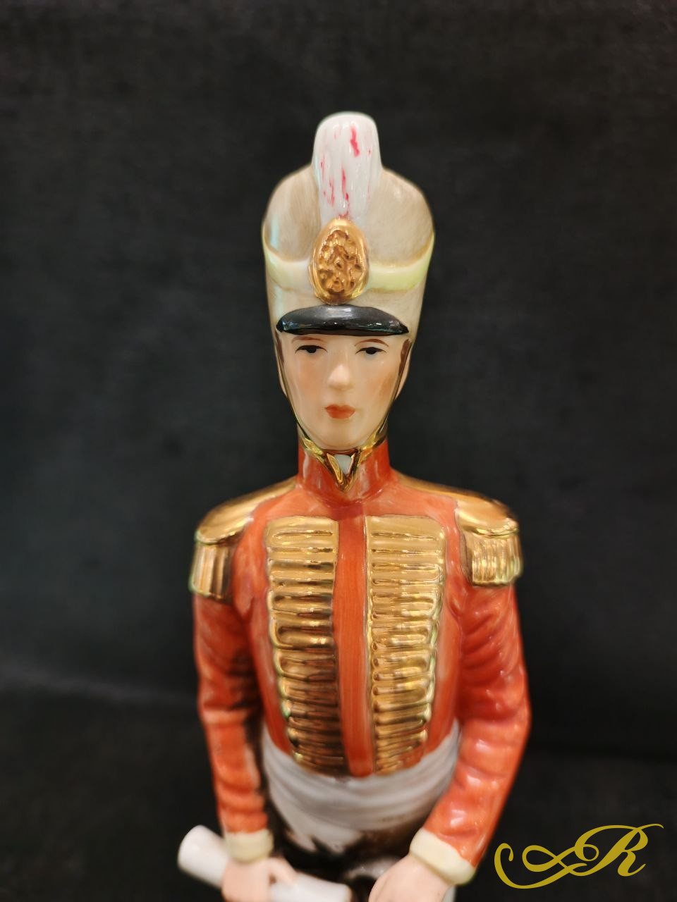 Фарфоровая статуэтка гусар наполеоновской армии в я рком мундире. "Officier des Hussards".Германия. Фарфор, ручная роспись позолотой.1960-1980 гг. Высота 23 см. 