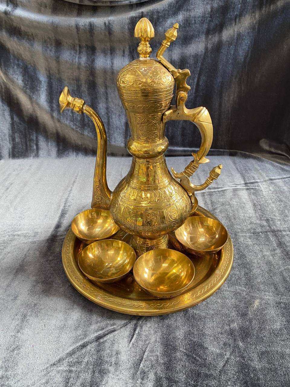 Кувшин с чашками-пиалками в восточном стиле