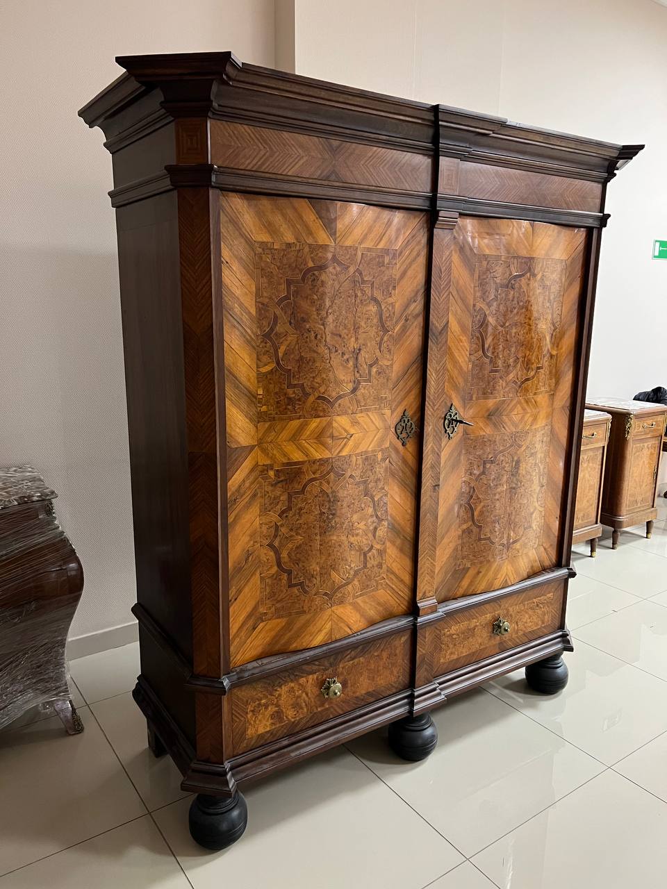 Шкаф платяной. Материал: массив дерева, корневой шпон, Российская Империя, кон. ХVIII века. Размеры: 182Х165х63 см