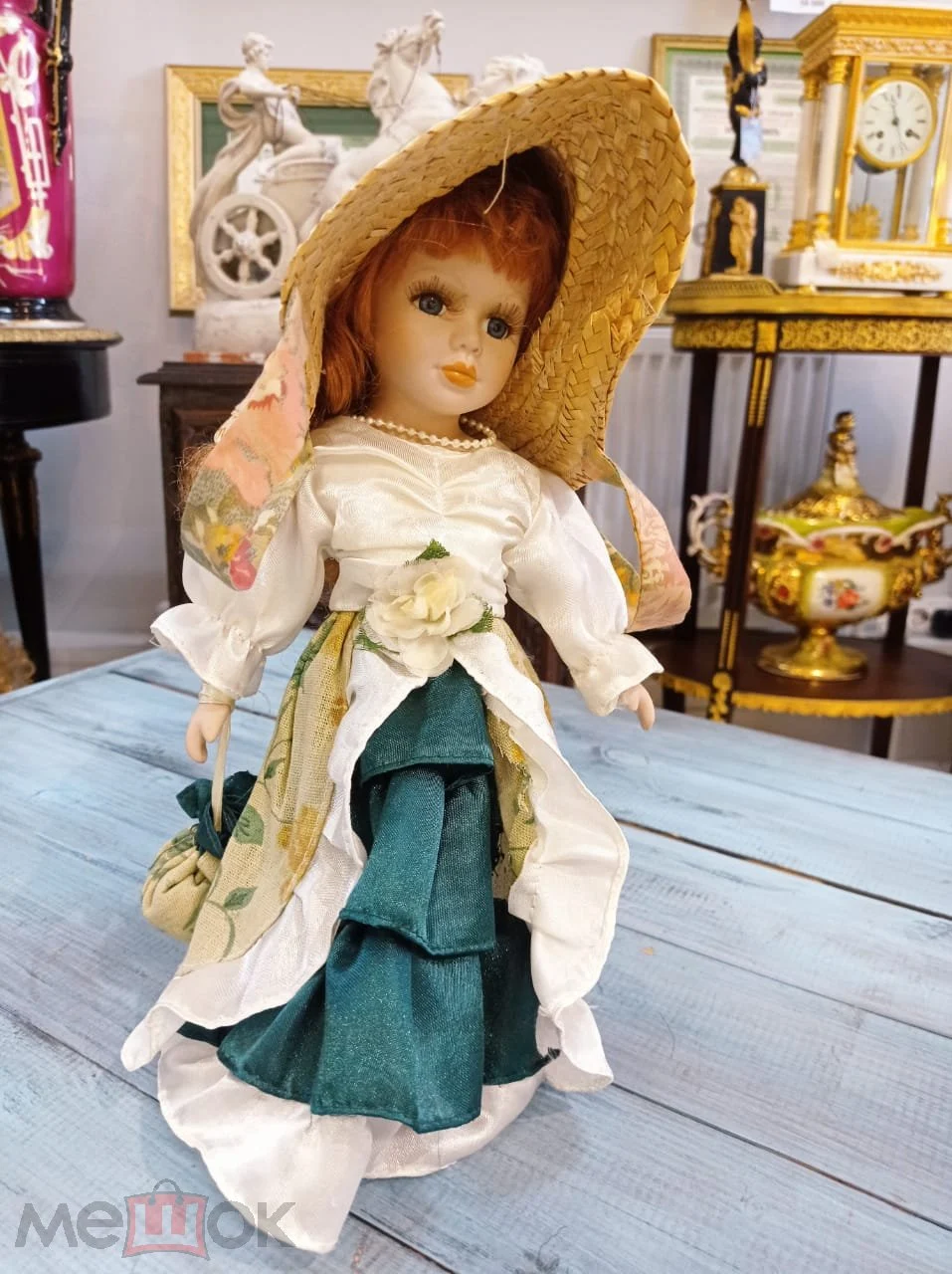 Фарфоровая кукла на подставке  34 см.
