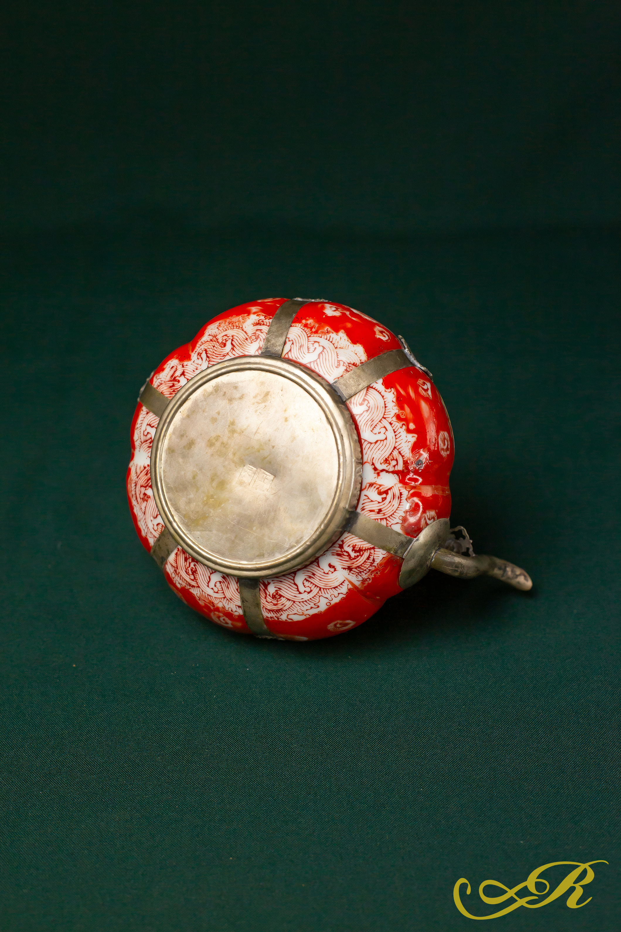 Фарфоровый  китайский чайник с металлическими элементами. Середина XX в.