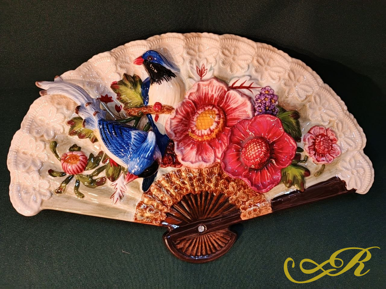  настенное панно, выполненное в форме веера с объемными элементами из керамики. 