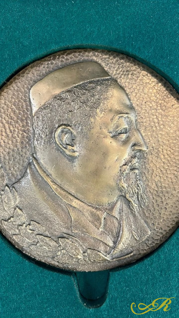  Настольная медаль "Абай Кунанбаев" работа Баки Урманче.Бронза, литьё, диаметр 150 мм.