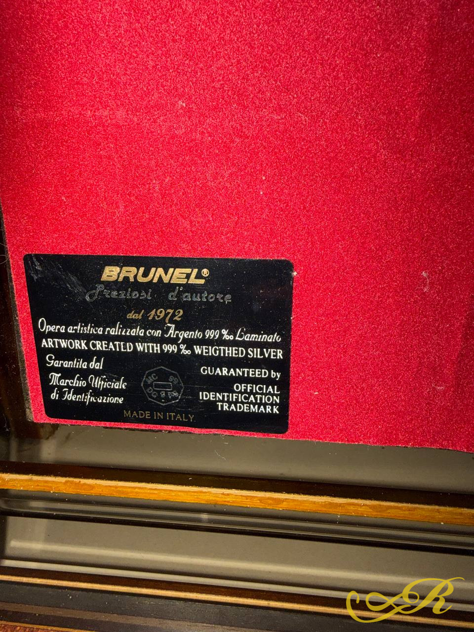  Изысканное пано с тремя мчащимися конями выполнено итальянской компании Brunel (Brunel Preziosi d'Autore), основанной в 1972 году. Ручная работа, художественное литье и гальванопластика (покрытие серебром 999 пробы 