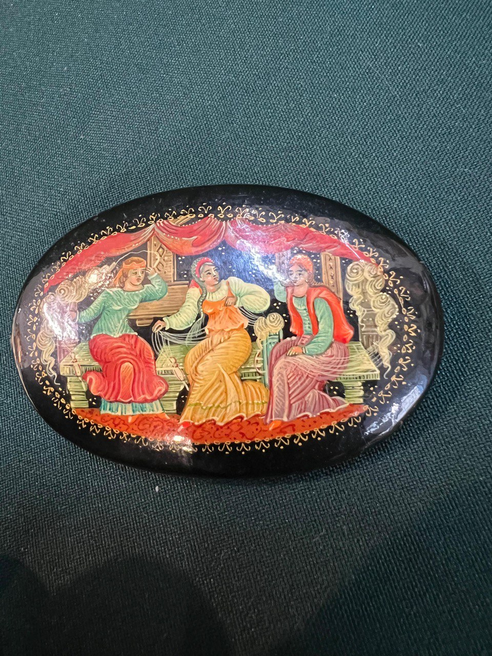 Брошка " Три девицы под окном …" папье маше. СССР.