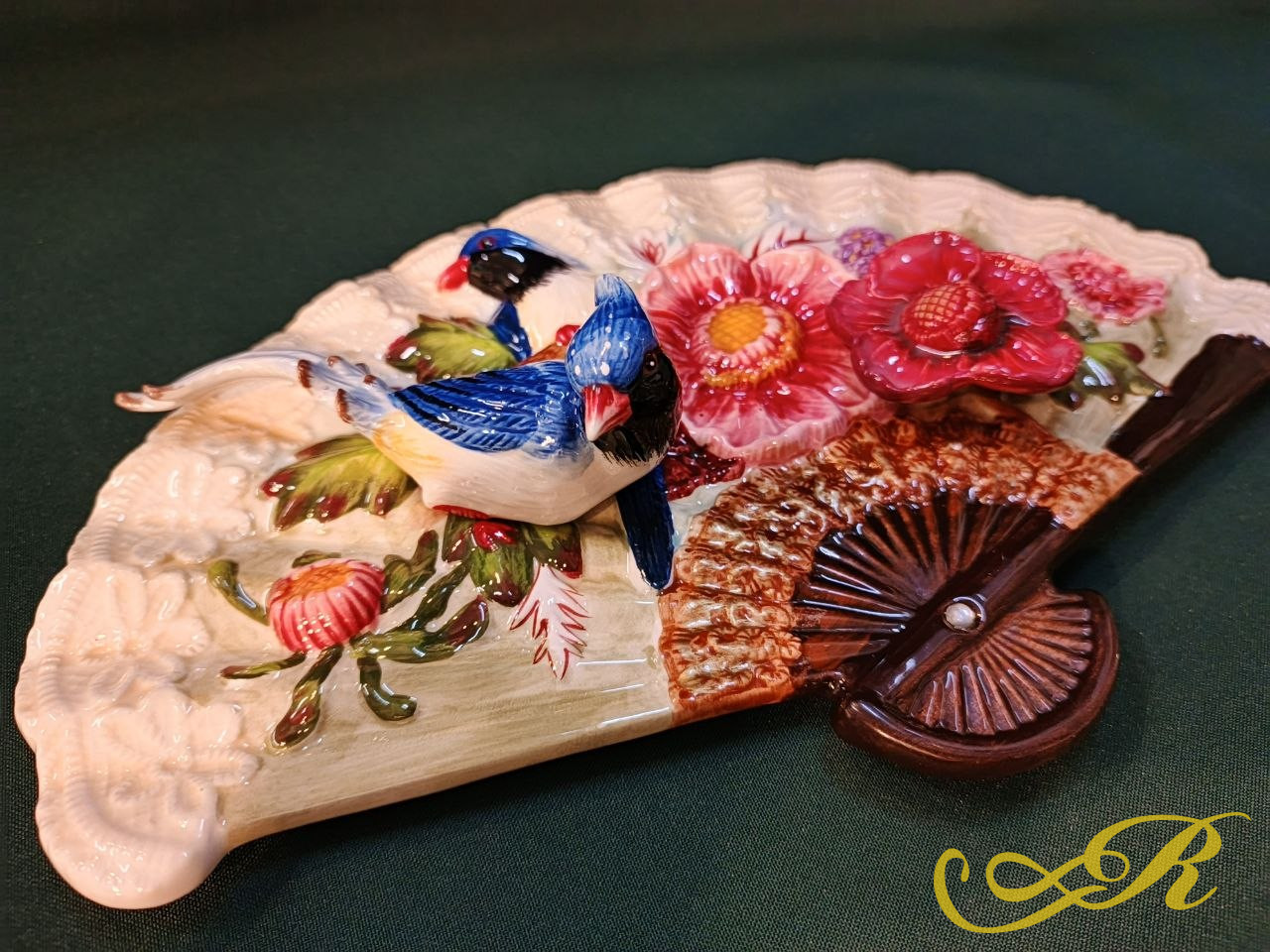  настенное панно, выполненное в форме веера с объемными элементами из керамики. 