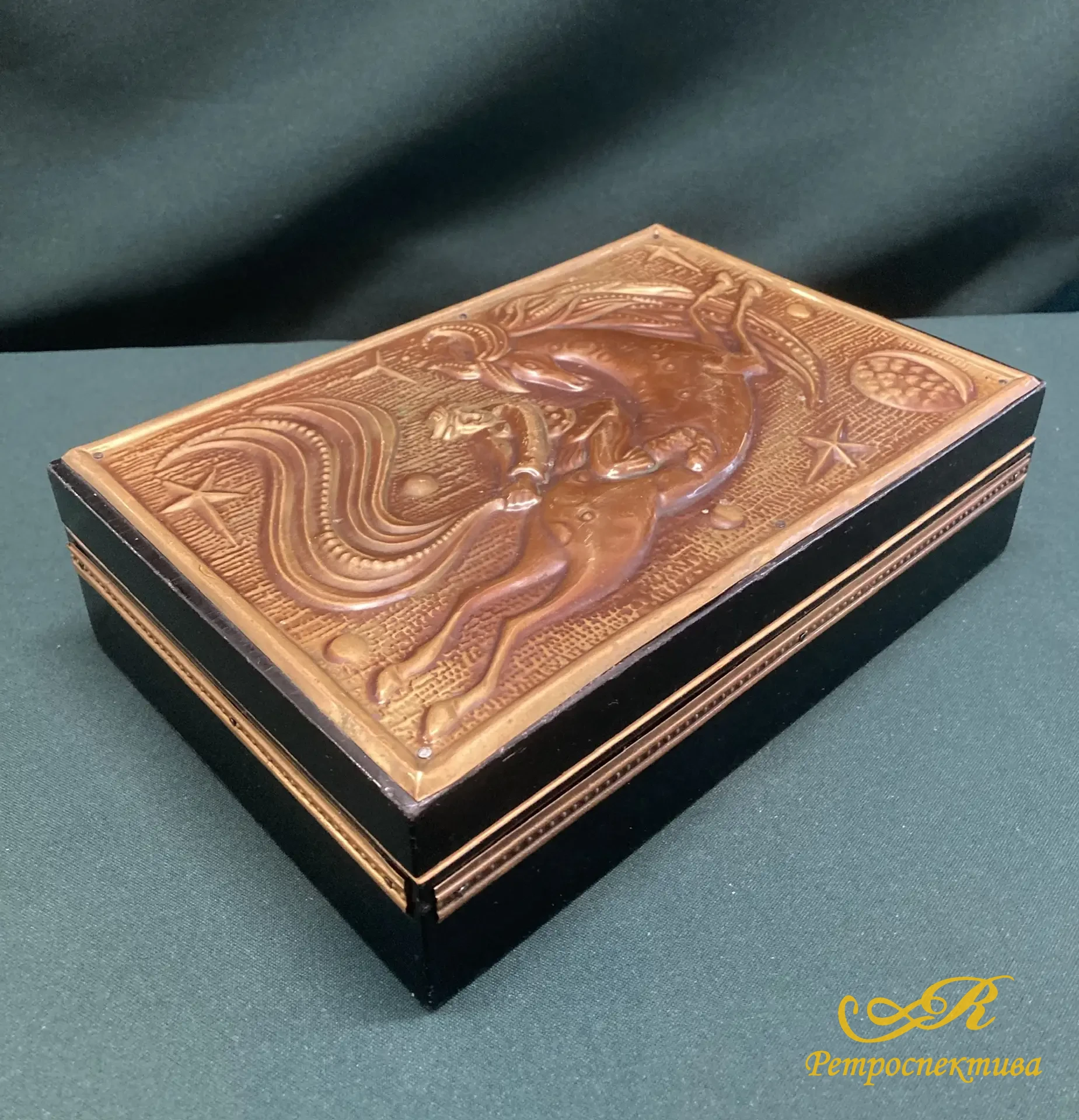  Шкатулка с чеканкой " Конек Горбунок". Дерево. СССР. Винтаж. 