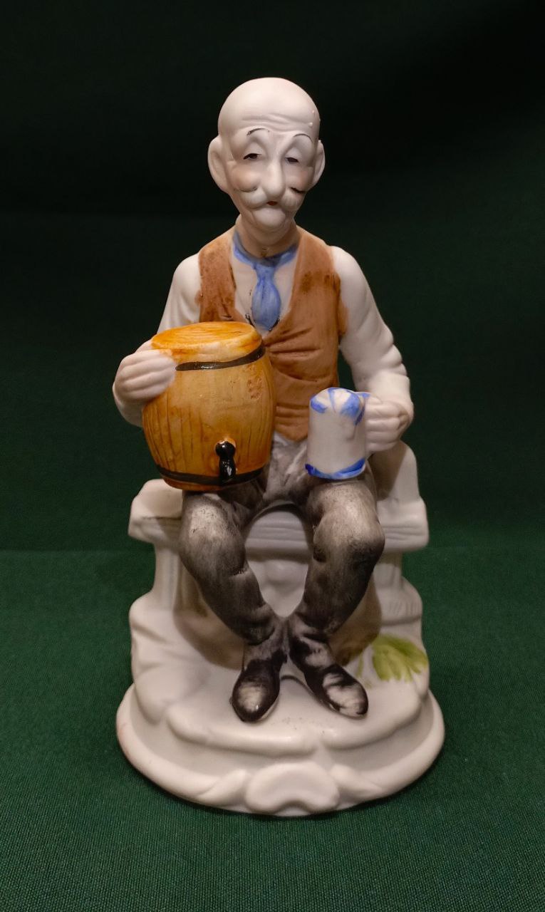 Статуэтка «Старик с бочкой пива» h 17см Бисквит Н. Зеландия