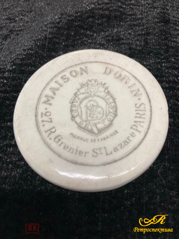 Фарфоровая крышка от баночки для парфюмерии или косметики. Бренд : MAISON Dorin Paris. 1890 год.