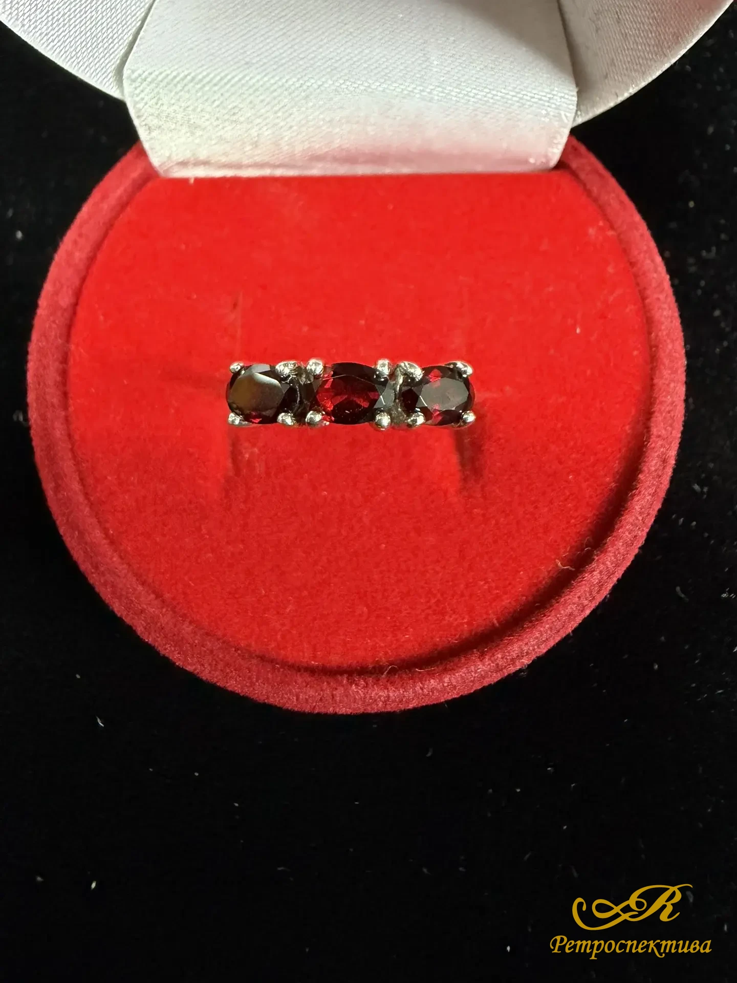 Серебряный комплект с гранатами.Серебро 925 пр. 7,38 гр. Кольцо и серьги.