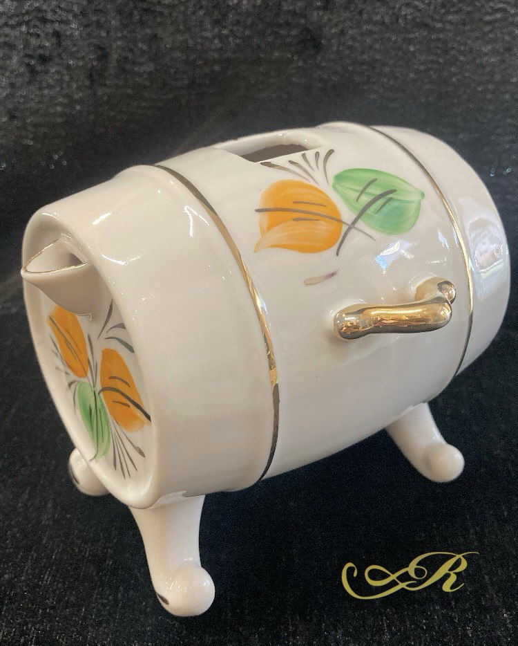 Фарфоровая бочка для напитков.