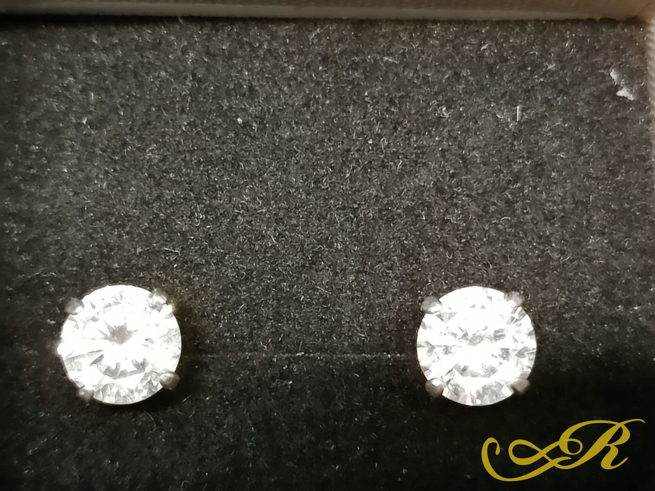 Серьги, гвоздики. Винтовая застежка. Серебро 925 пр. Длина -1,5 см. Камень - 6 мм.
