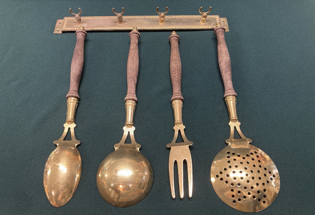 Кухонный набор. Испания. Бронза, дерево.