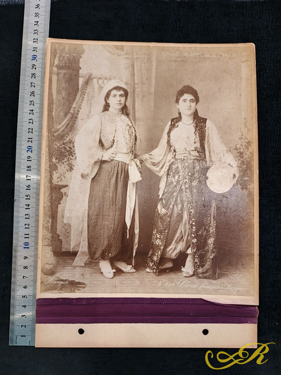  Фотография, сделана братьями Зангаки. Египет около 1905 г. Две турецкие женщины